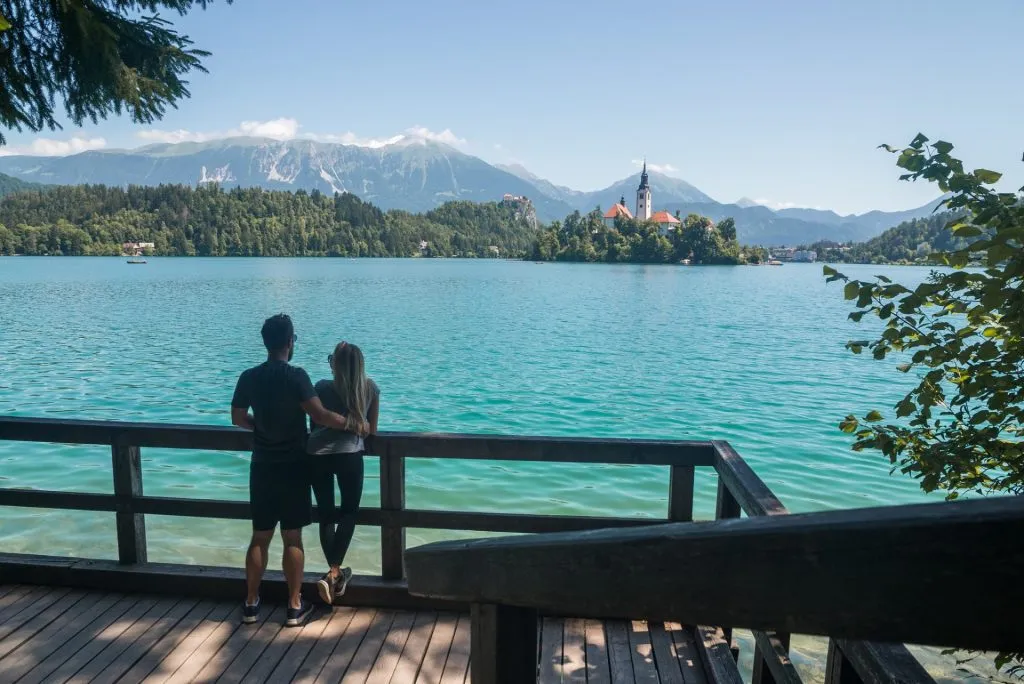 Bled-sjöns strandpromenad runt sjön 