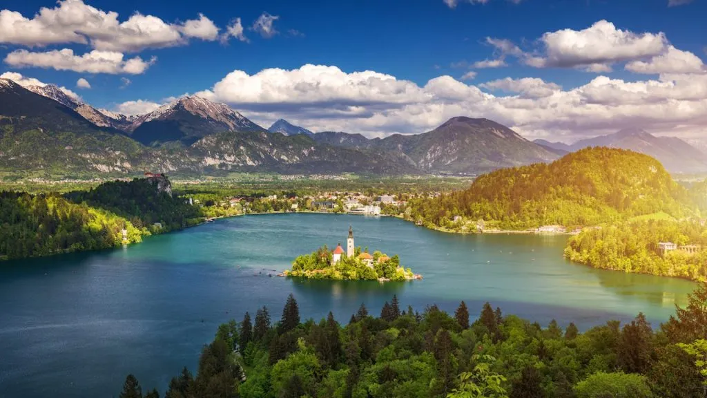 Vista panorámica del lago Bled a escala 1