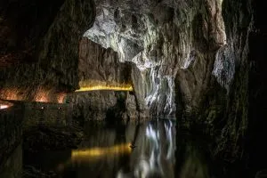 Cañón del río en las cuevas de Skocjan 