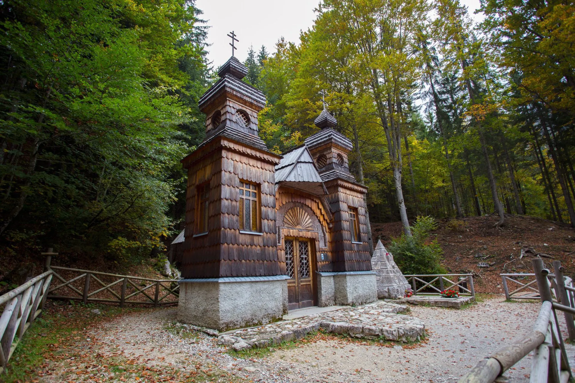 Russische Kapelle in der Nähe des Vrsic-Passes skaliert 1