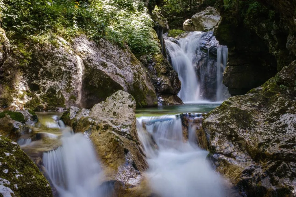 Chutes d'eau de Sunikov gaj 